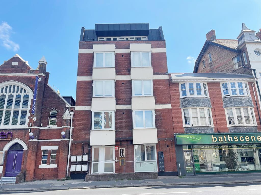 Lot: 105 - FLAT FOR INVESTMENT PRODUCING £10,800 PER ANNNUM -